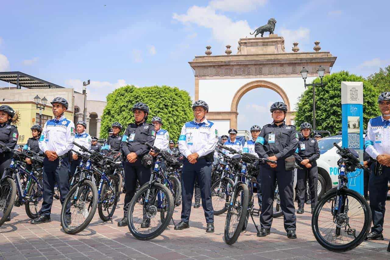 Policías en bicicleta en la plaza principal de León, México, promoviendo seguridad y orden en la ciudad.