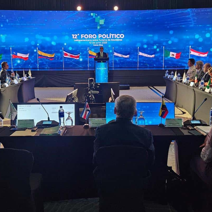 Conferencia política internacional en León, México, con representantes de diferentes naciones en un evento global.