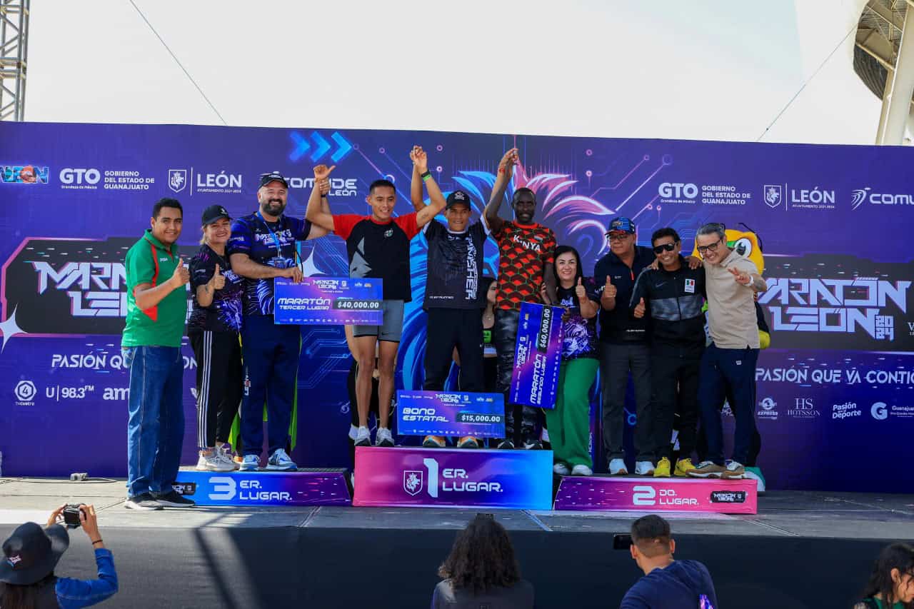 Podio de premios en evento de rob&oacute;tica con participantes celebrando en Le&oacute;n, Guanajuato.