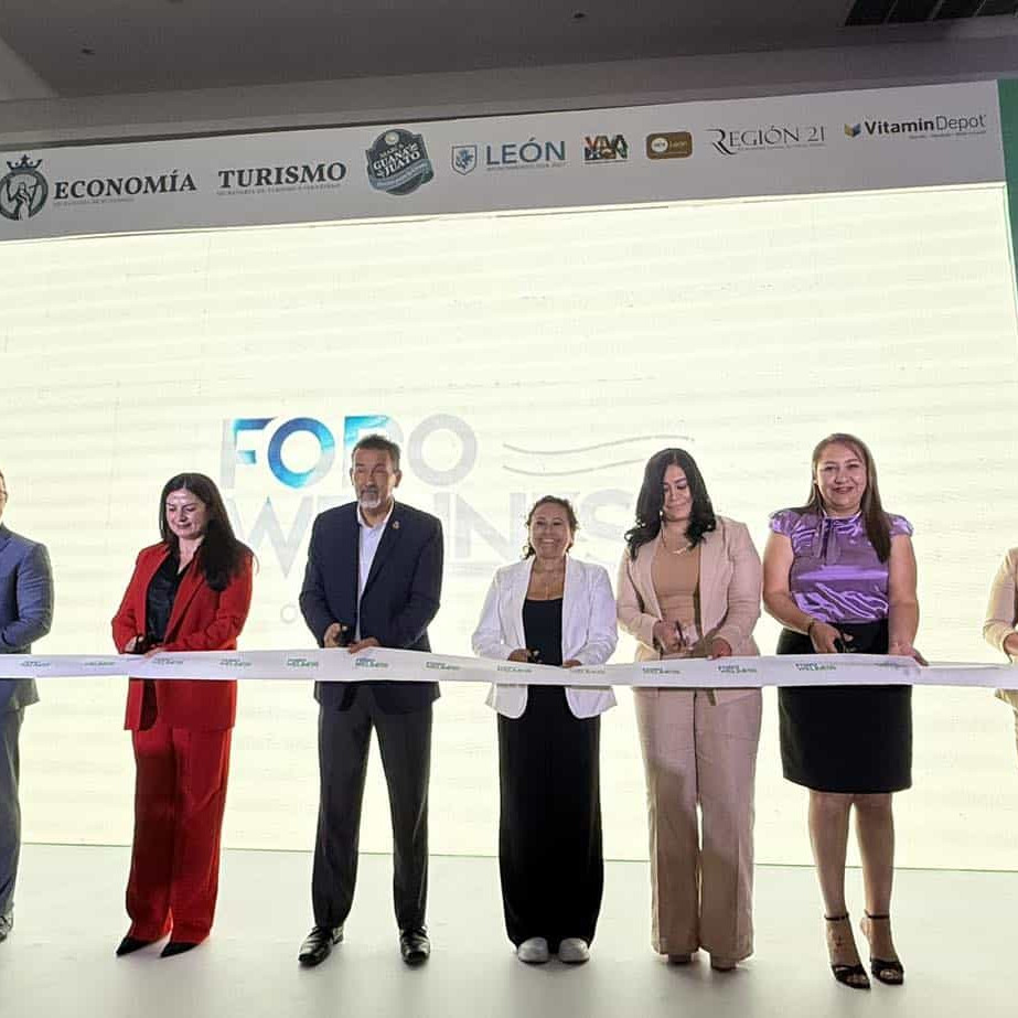 Inauguración del evento de bienestar en León, México, con autoridades y organizadores en el escenario.