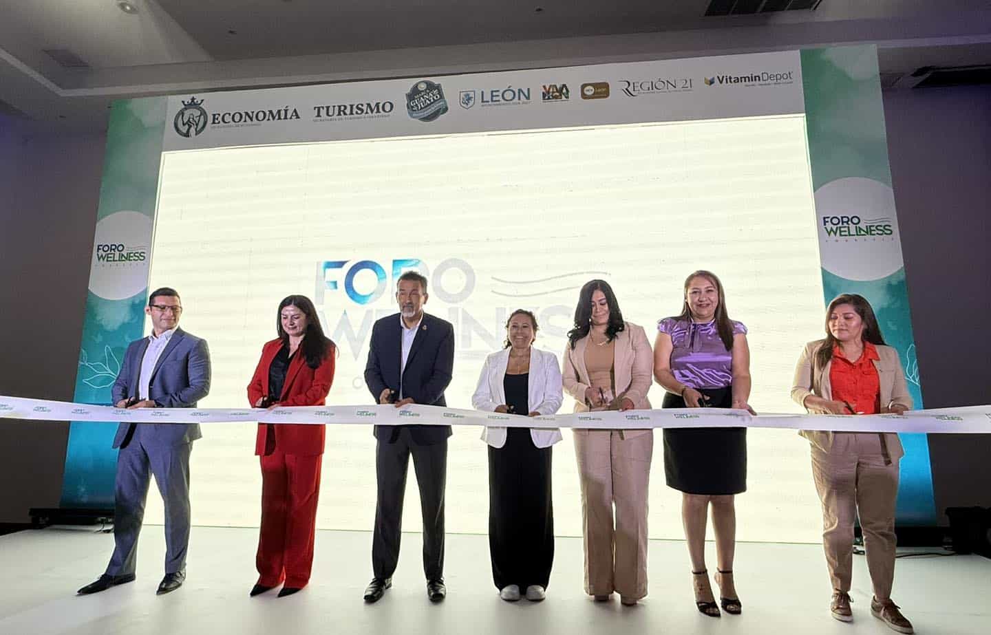 Inauguración del evento de bienestar en León, México, con autoridades y organizadores en el escenario.