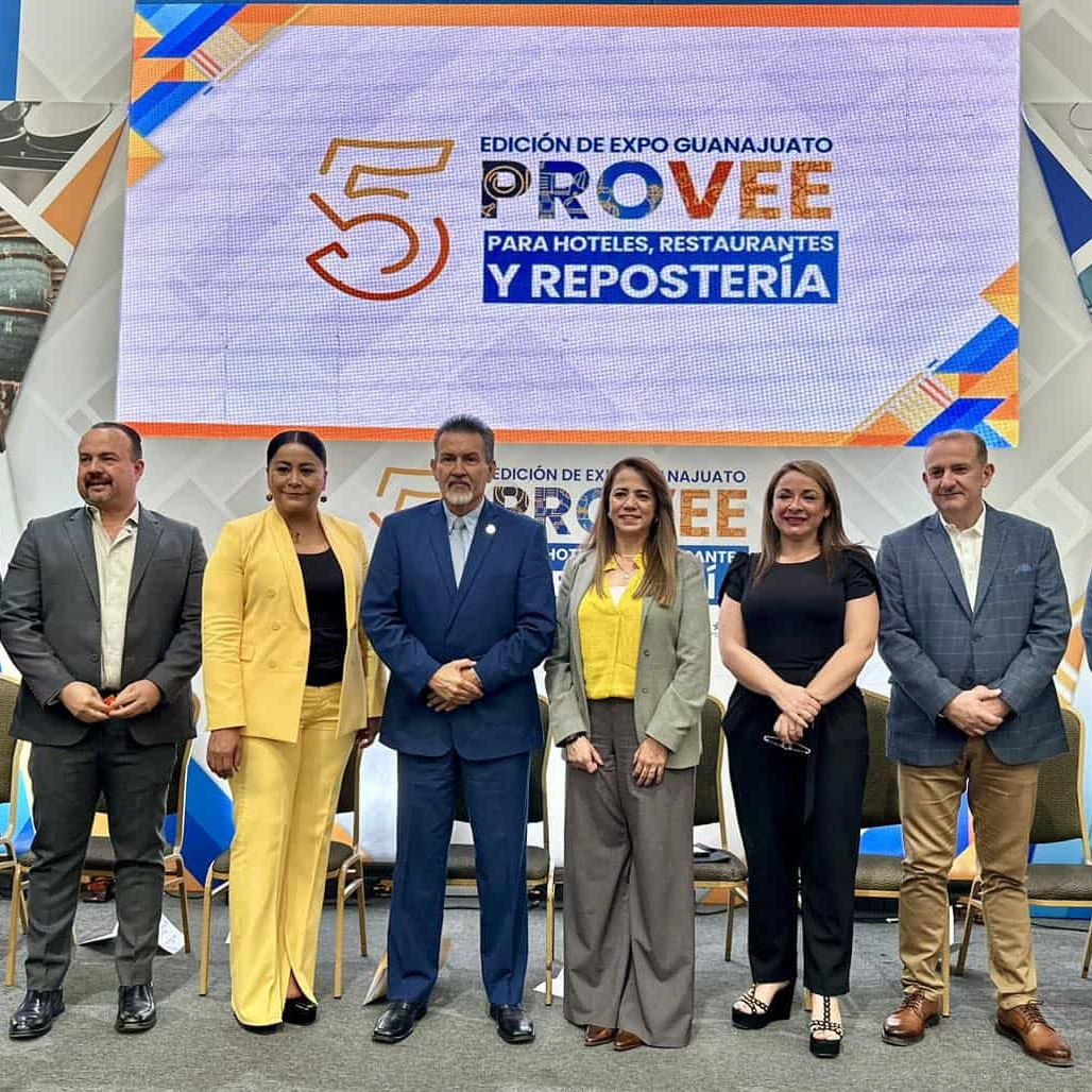 Imagen de un grupo de profesionales en la inauguración del evento Expo Guanajuato 2023, enfocado en hotelería, gastronomía y.
