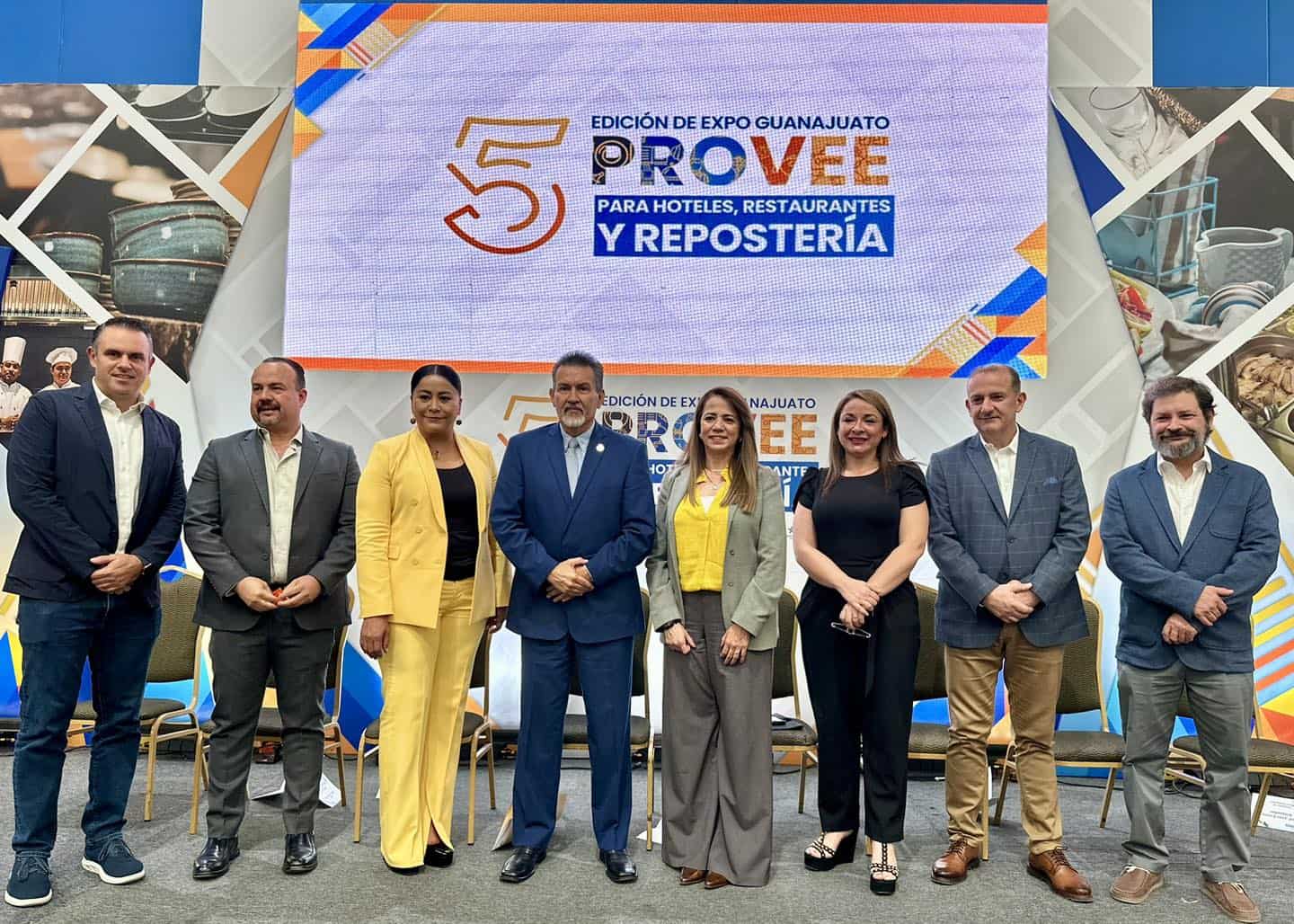 Imagen de un grupo de profesionales en la inauguración del evento Expo Guanajuato 2023, enfocado en hotelería, gastronomía y.