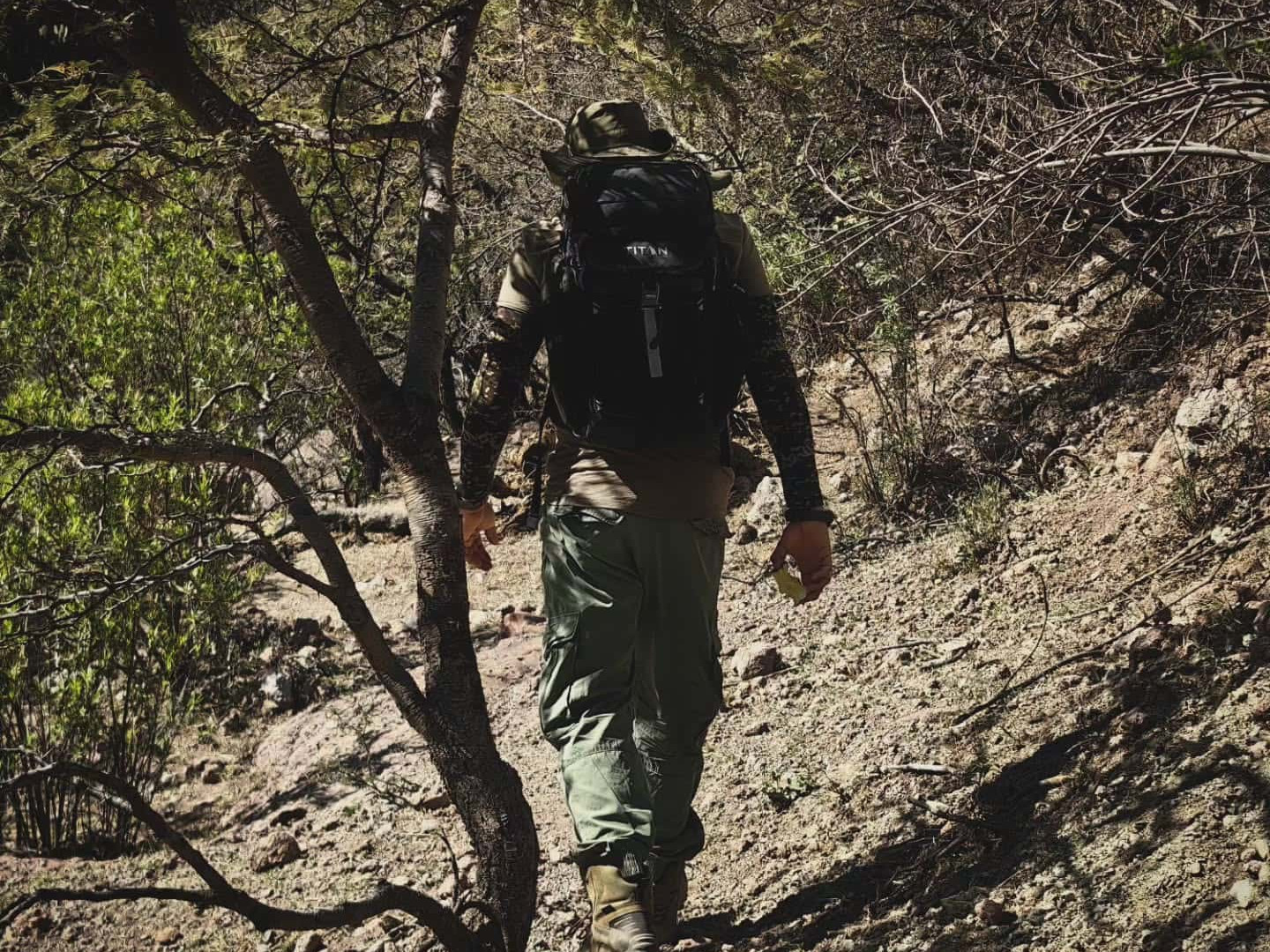 Caminante explorando sendero de montaña en León, México, rodeado de naturaleza y vegetación, ideal para turismo de aventura y.