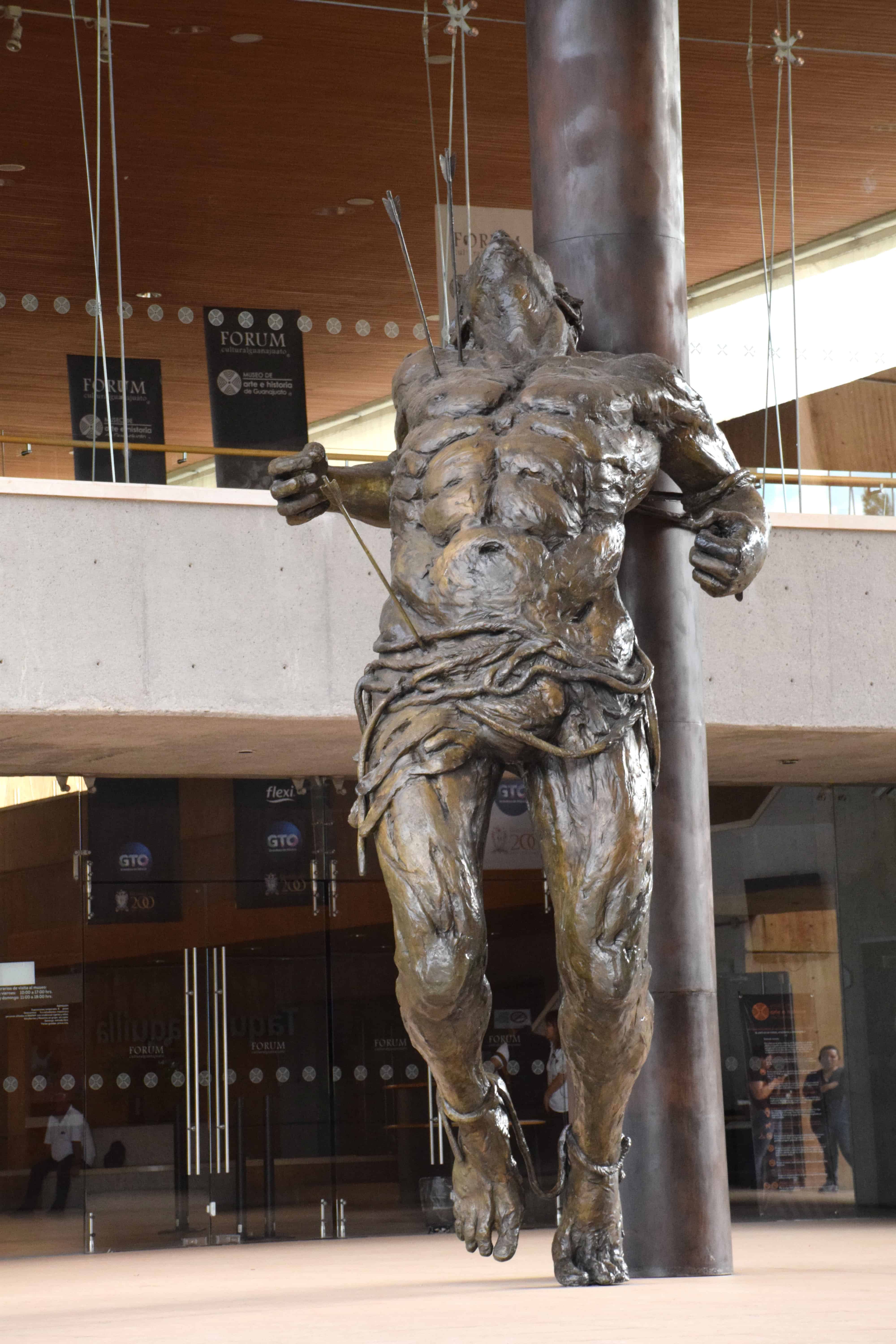 Escultura de Jes&uacute;s crucificado en Le&oacute;n, M&eacute;xico, exhibida en un espacio p&uacute;blico, simbolizando la pasi&oacute;n y la fe en la cultura.