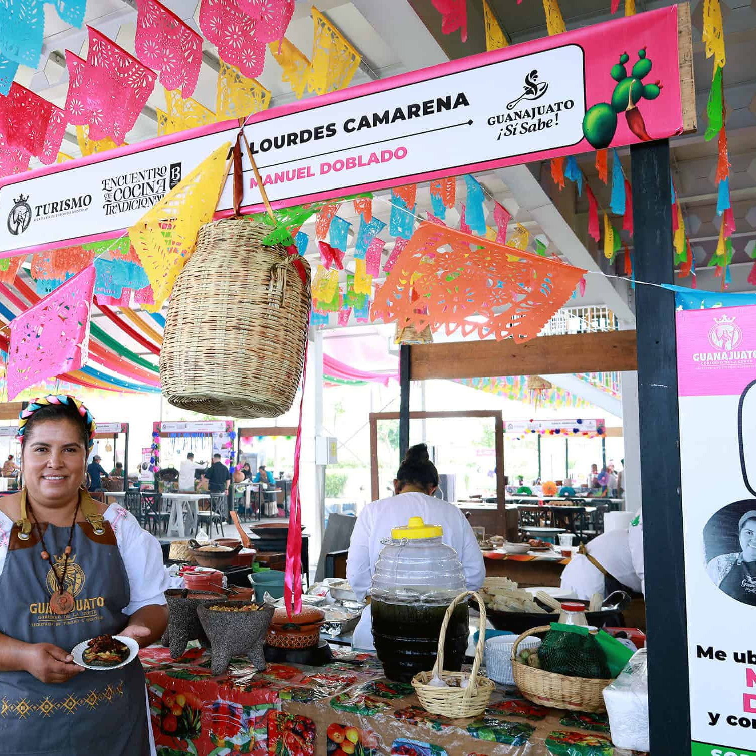 Mercado en Guanajuato con puestos de comida, artesanías y decoración colorida, ideal para experimentar la cultura local y sab.