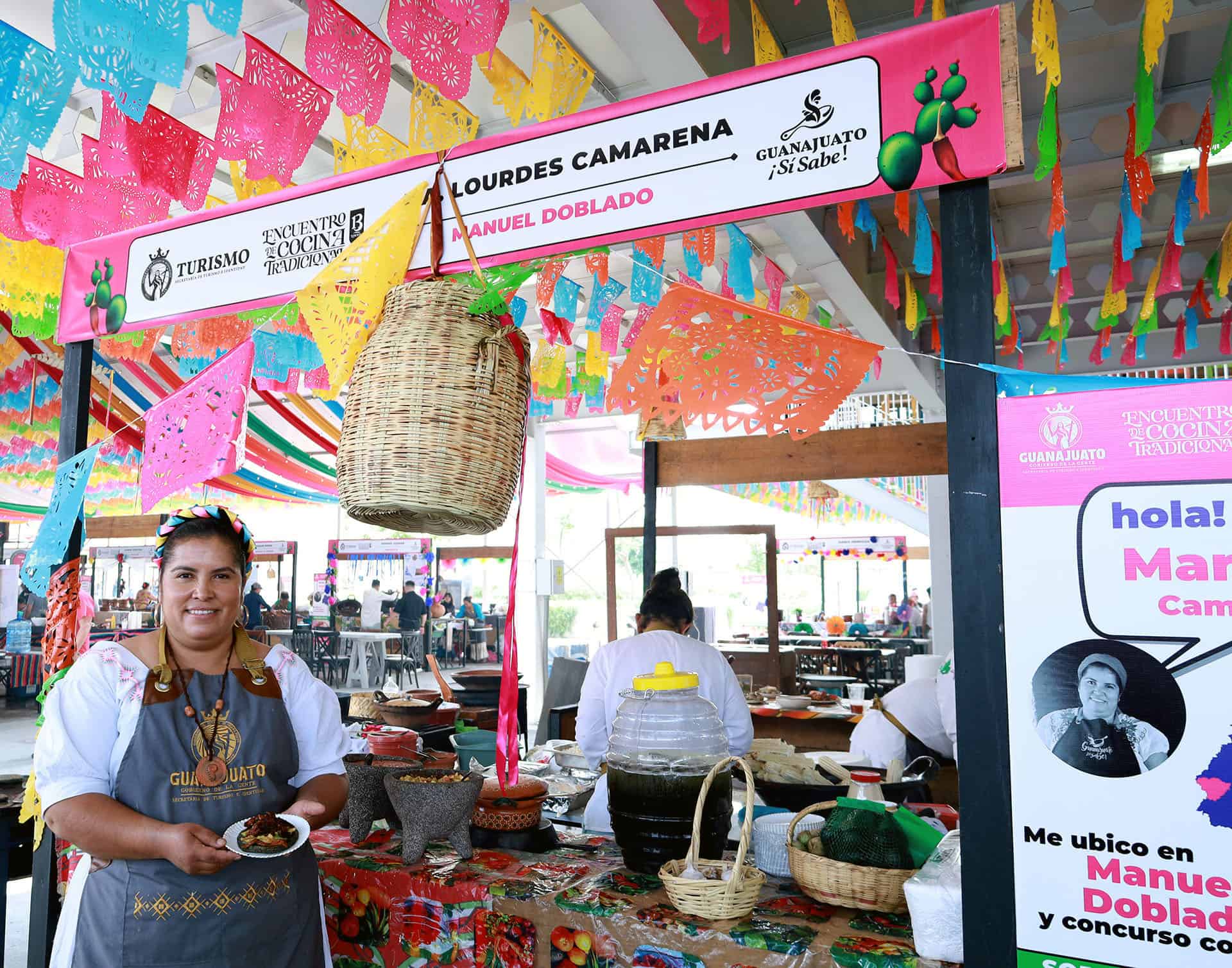 Mercado en Guanajuato con puestos de comida, artesanías y decoración colorida, ideal para experimentar la cultura local y sab.