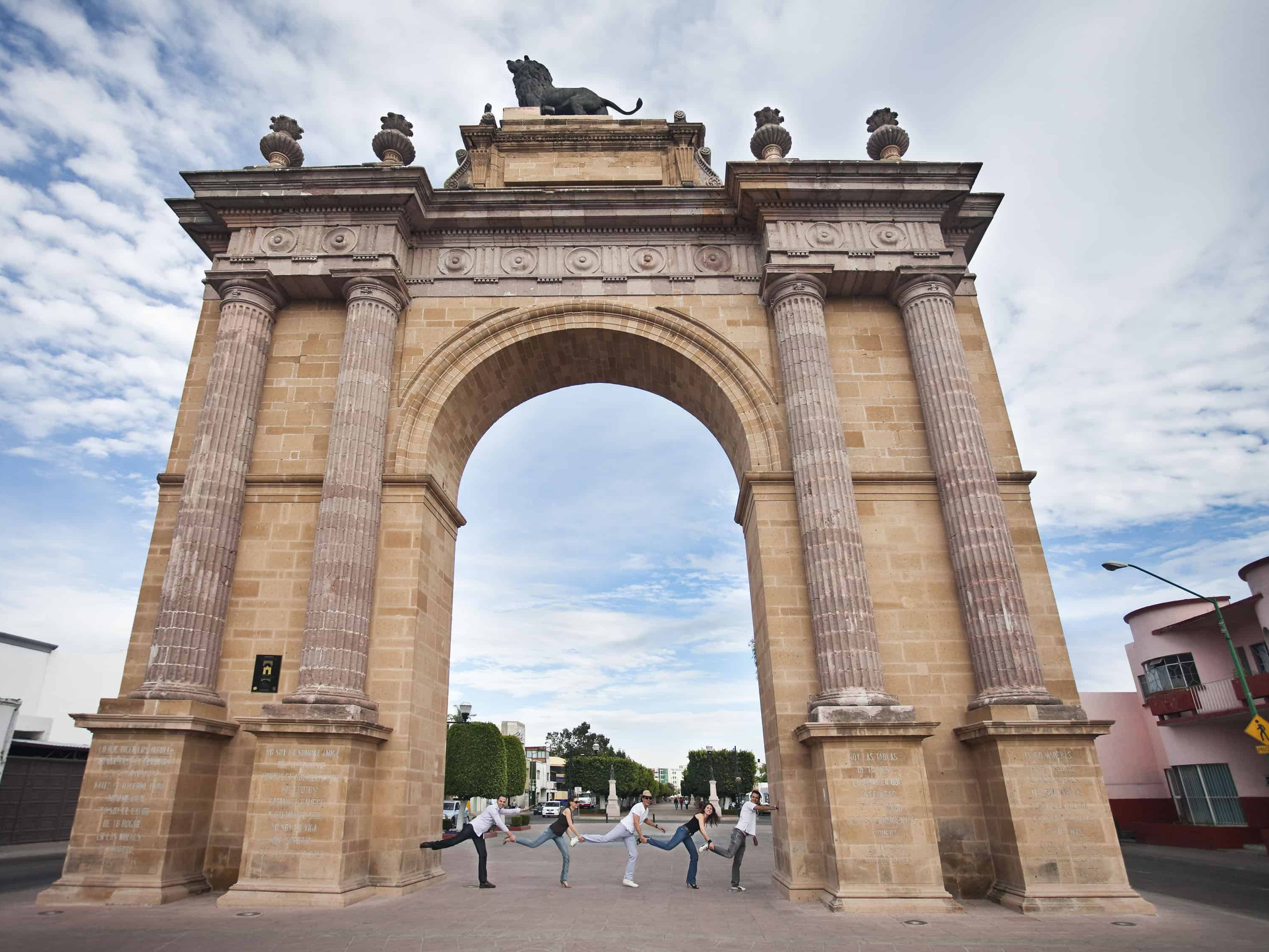 Arco de la Calzada en León, Guanajuato, un monumento histórico y emblemático en el centro de la ciudad, ideal para visitar y.