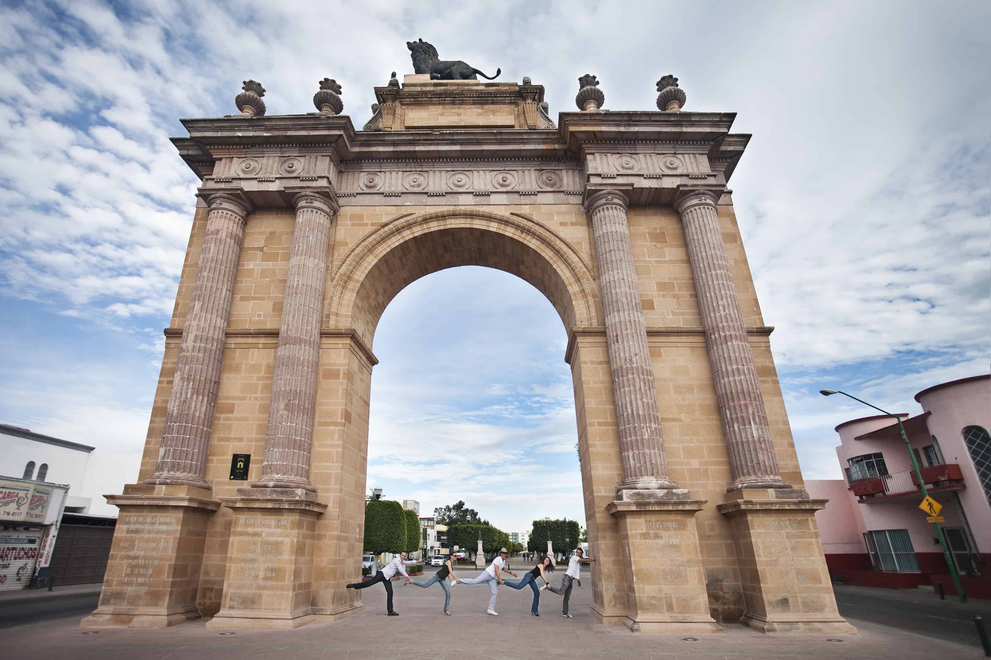 Arco de la Calzada en León, Guanajuato, un monumento histórico y emblemático en el centro de la ciudad, ideal para visitar y.