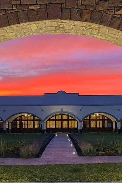 Casa de la Cultura en León, México, al atardecer, con un hermoso cielo colorido y arquitectura colonial.