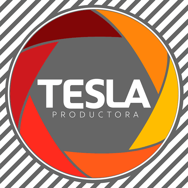 Logo de Tesla Productora en colores vibrantes, destacando en el fondo de líneas diagonales en blanco y negro, representando i.