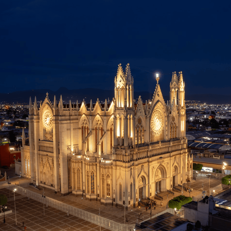 Catedral de León en México, impresionante arquitectura gótica y detalles históricos, iluminada en la noche, un ícono turístic.