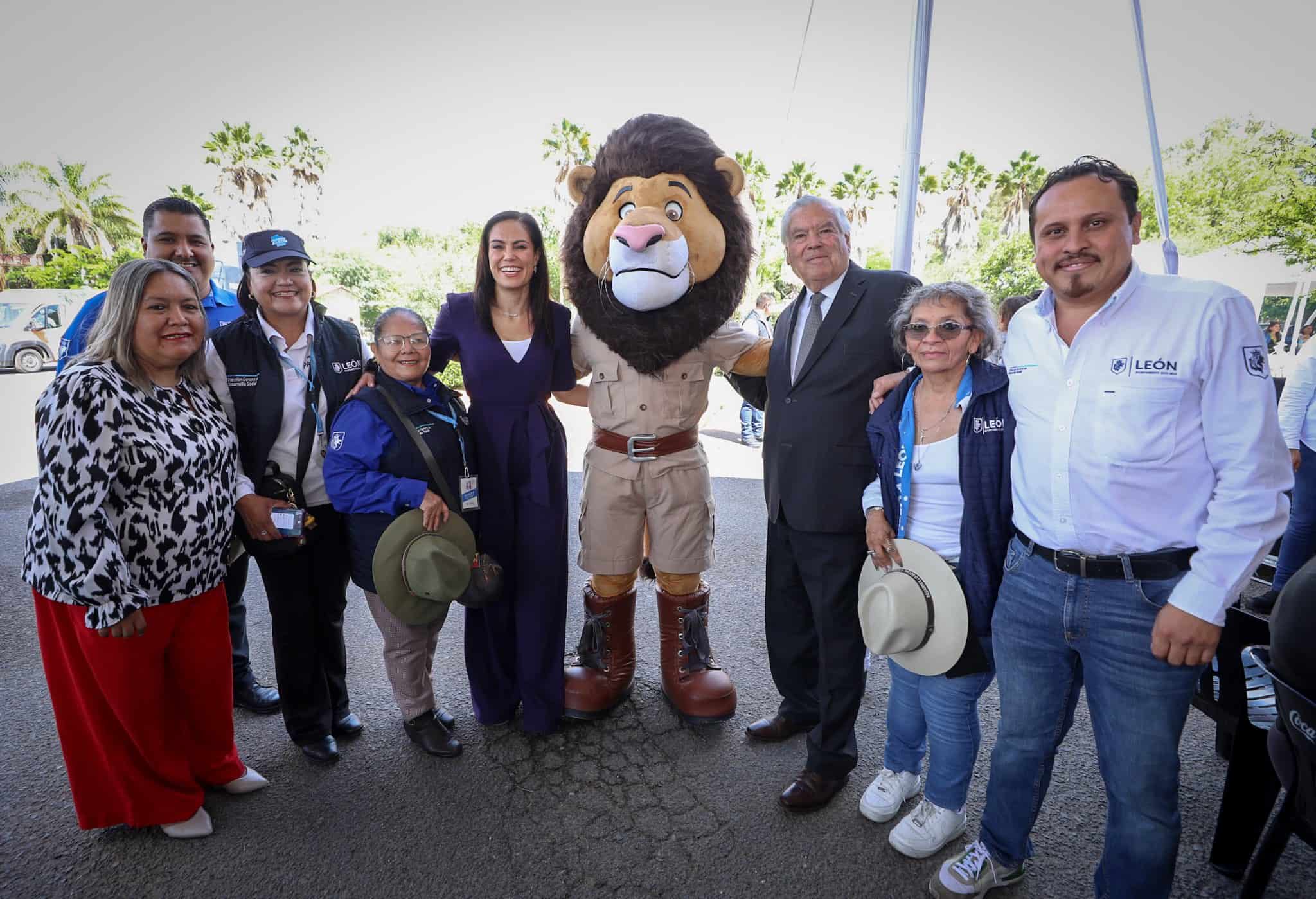 Grupo de turistas y personajes en evento en León, disfrutando de la cultura y la diversión en un ambiente al aire libre.