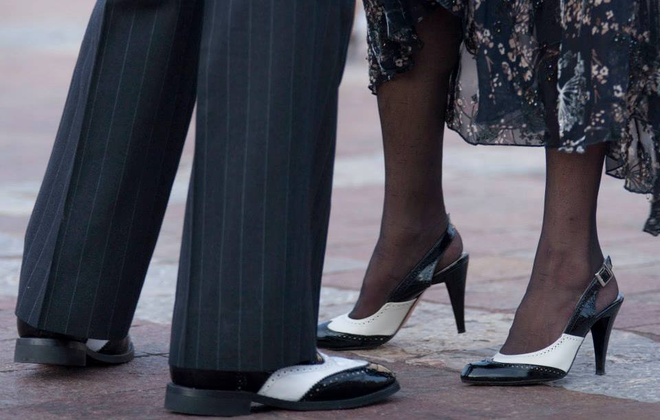 Pareja con zapatos de tac&oacute;n y pantal&oacute;n a rayas en Le&oacute;n, M&eacute;xico, mostrando estilo y moda urbana.