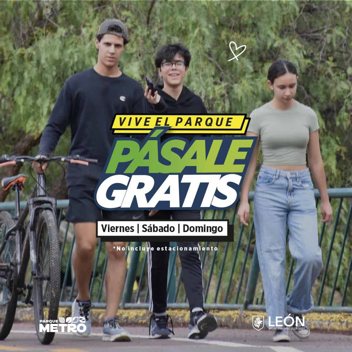 J&oacute;venes disfrutando de un paseo gratuito en el parque Metro Le&oacute;n, con naturaleza y actividades recreativas en un entorno segu.
