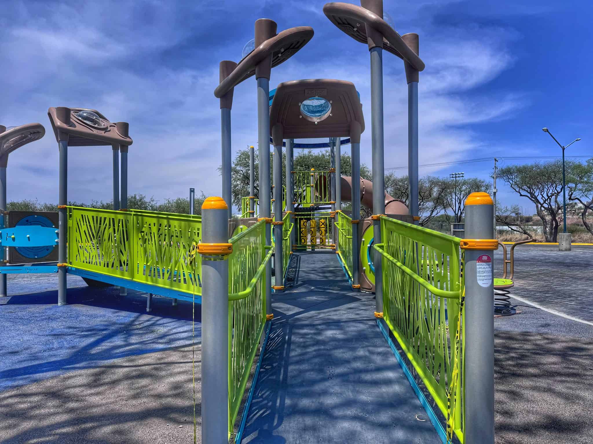 Zona de juegos para ni&ntilde;os en Le&oacute;n, M&eacute;xico, con estructuras seguras y divertidas en un parque al aire libre.