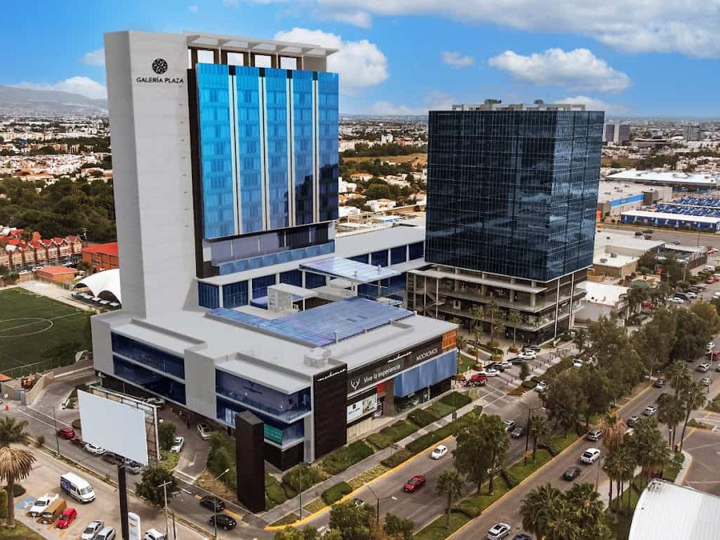 Centro comercial en León, México, con diseño contemporáneo, tiendas, restaurantes y espacios de entretenimiento para visitant.