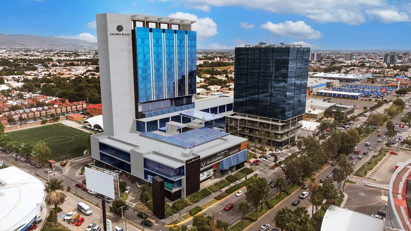 Centro comercial en León, México, con diseño contemporáneo, tiendas, restaurantes y espacios de entretenimiento para visitant.