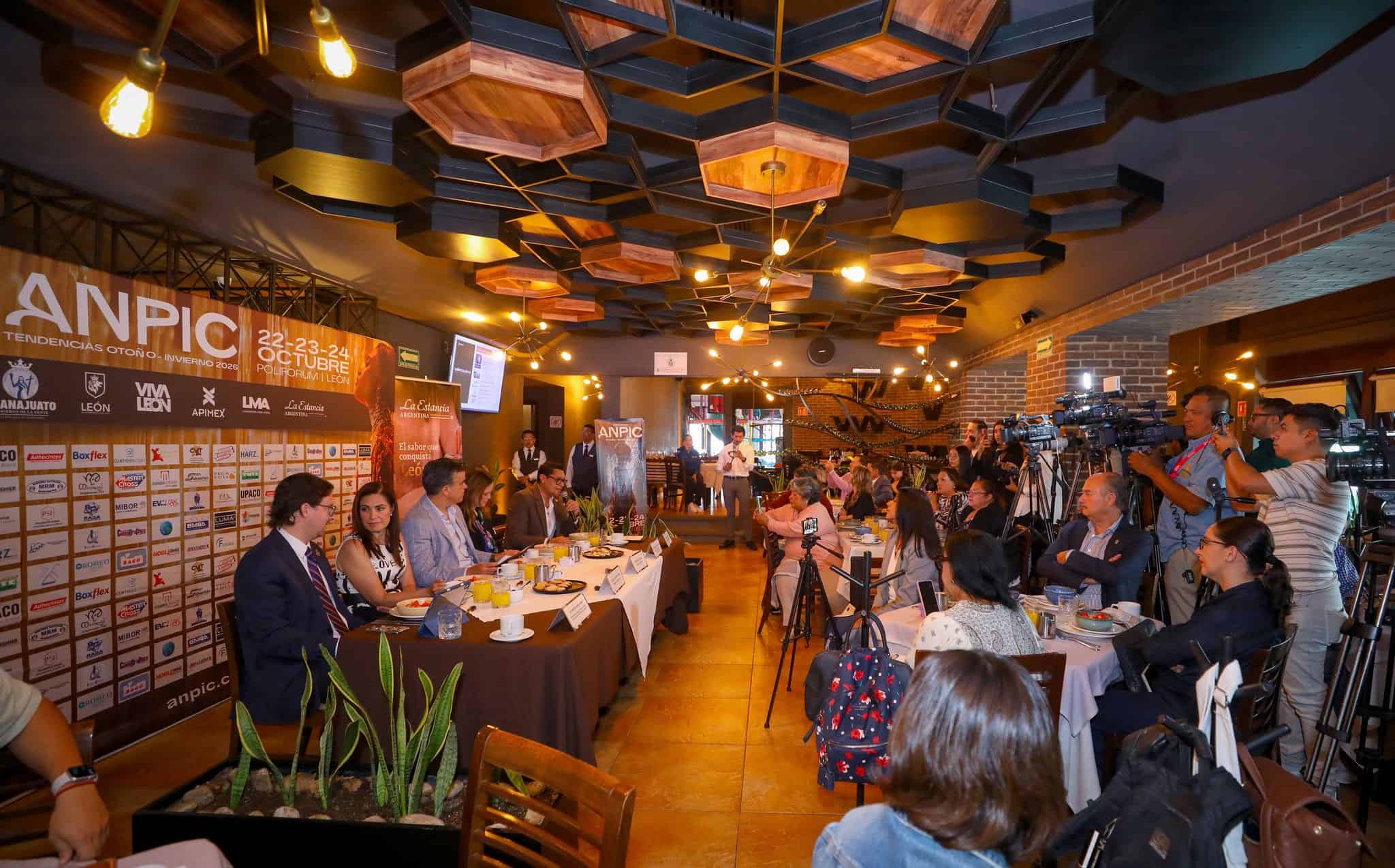 Conferencia y networking en Le&oacute;n, M&eacute;xico, con profesionales y expertos en turismo en un ambiente moderno y acogedor.