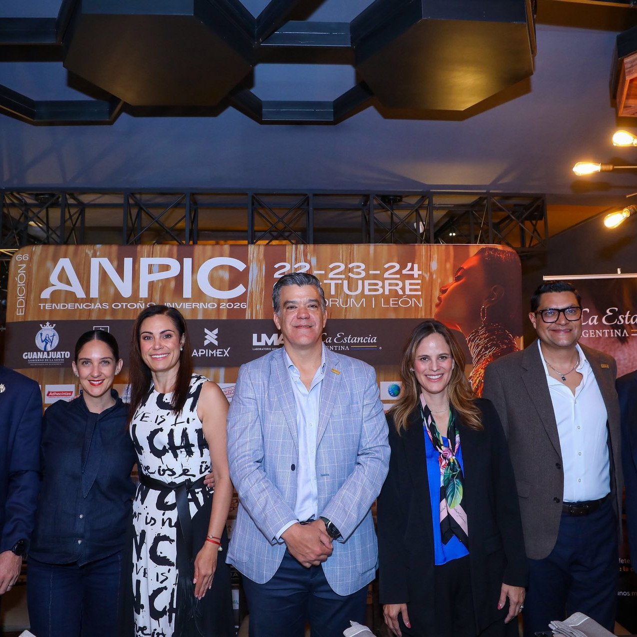 Conferencia de la ANPIC en León, México, con empresarios y expertos en moda y comercio.
