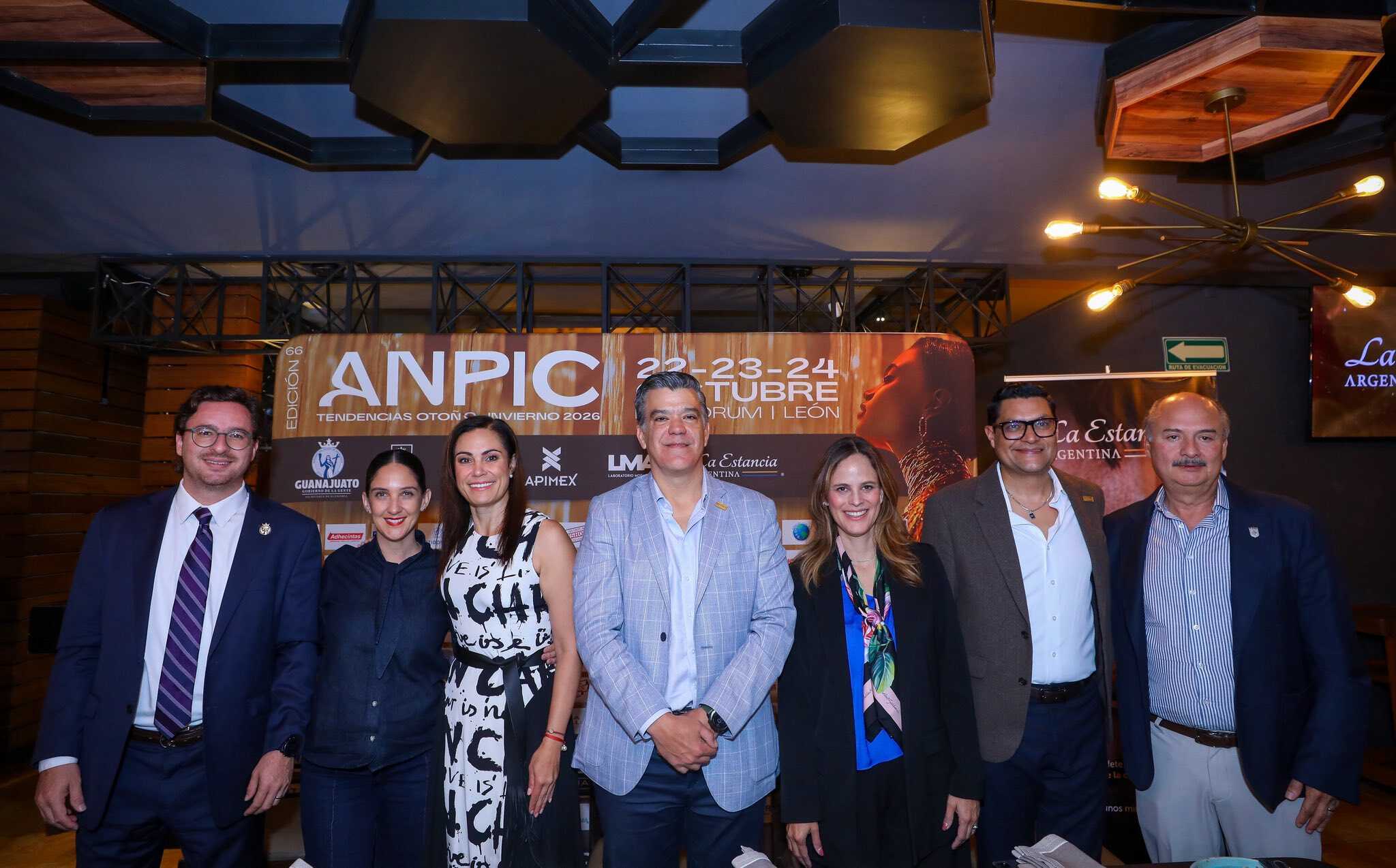 Conferencia de la ANPIC en León, México, con empresarios y expertos en moda y comercio.