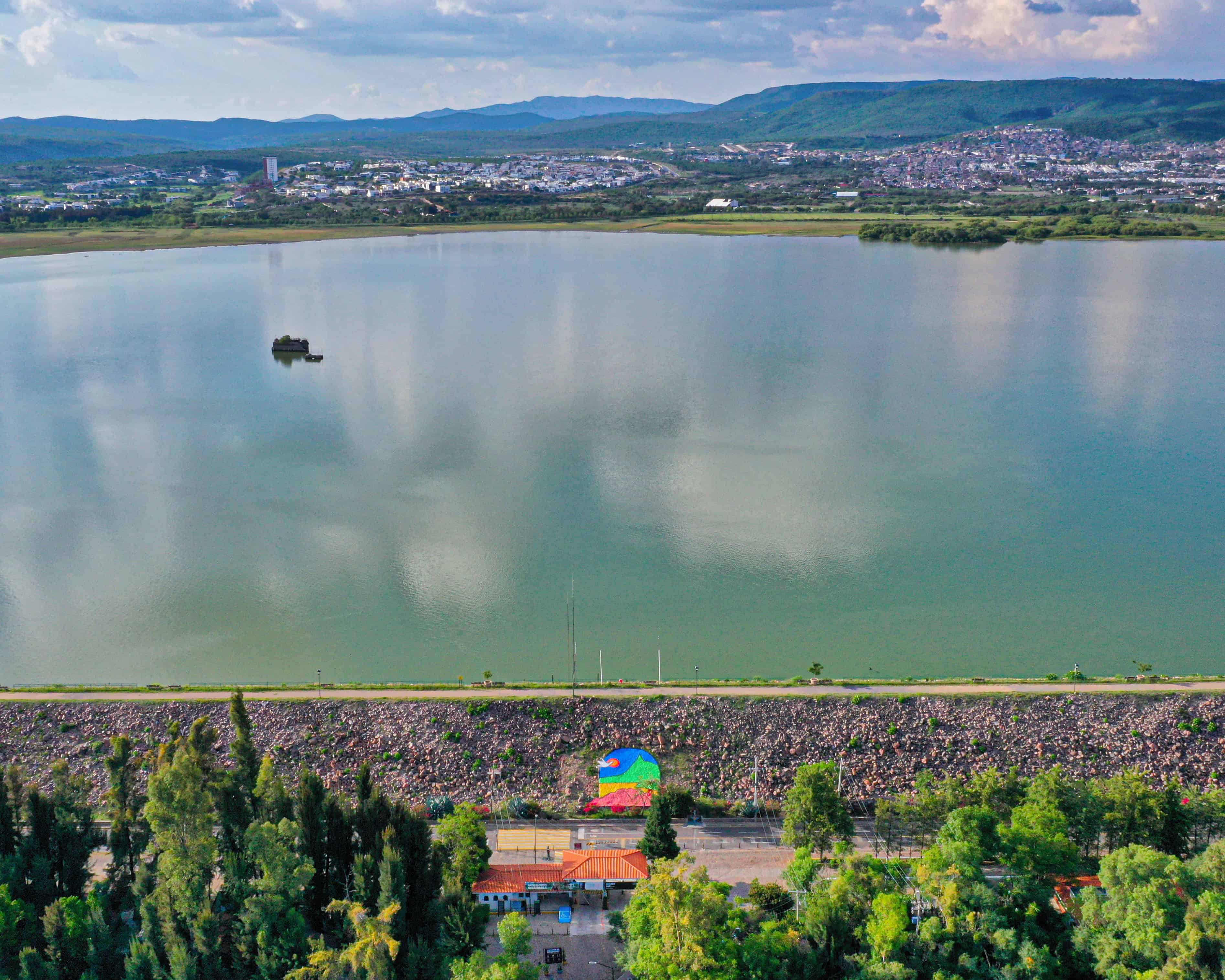 Espectacular vista del lago de Le&oacute;n con paisaje natural, &aacute;reas verdes y ciudad en el fondo, ideal para turismo y actividades.