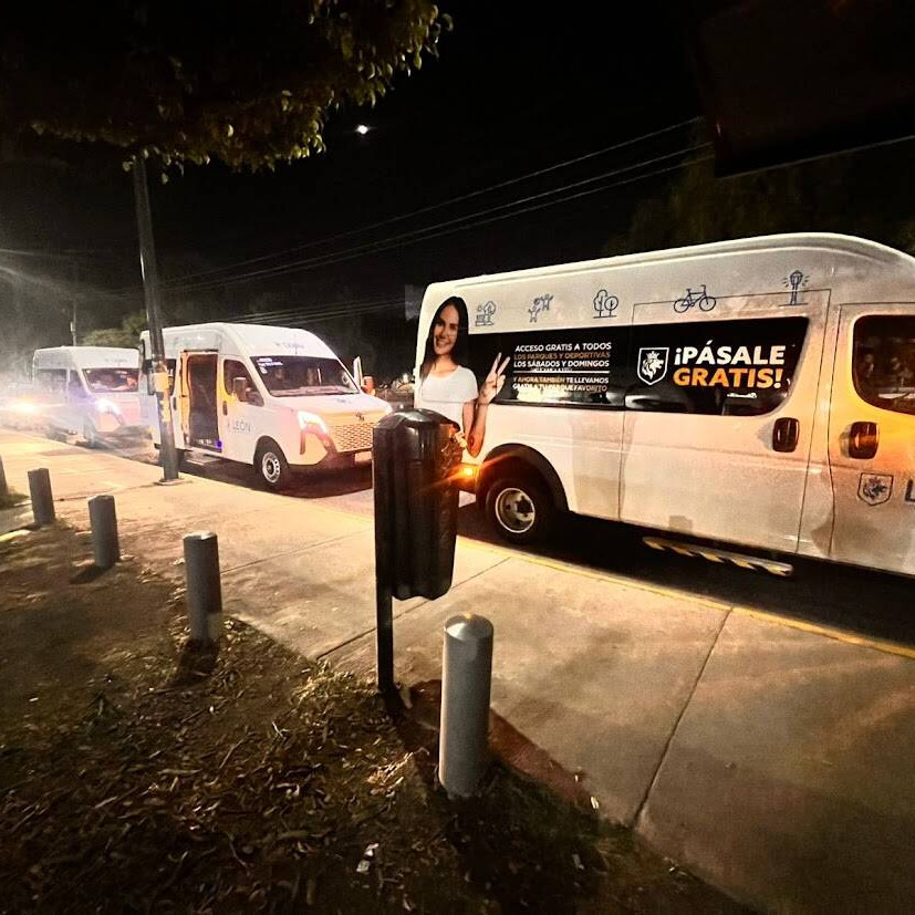 Autobuses en León, México, servicio de transporte nocturno y movilidad urbana.