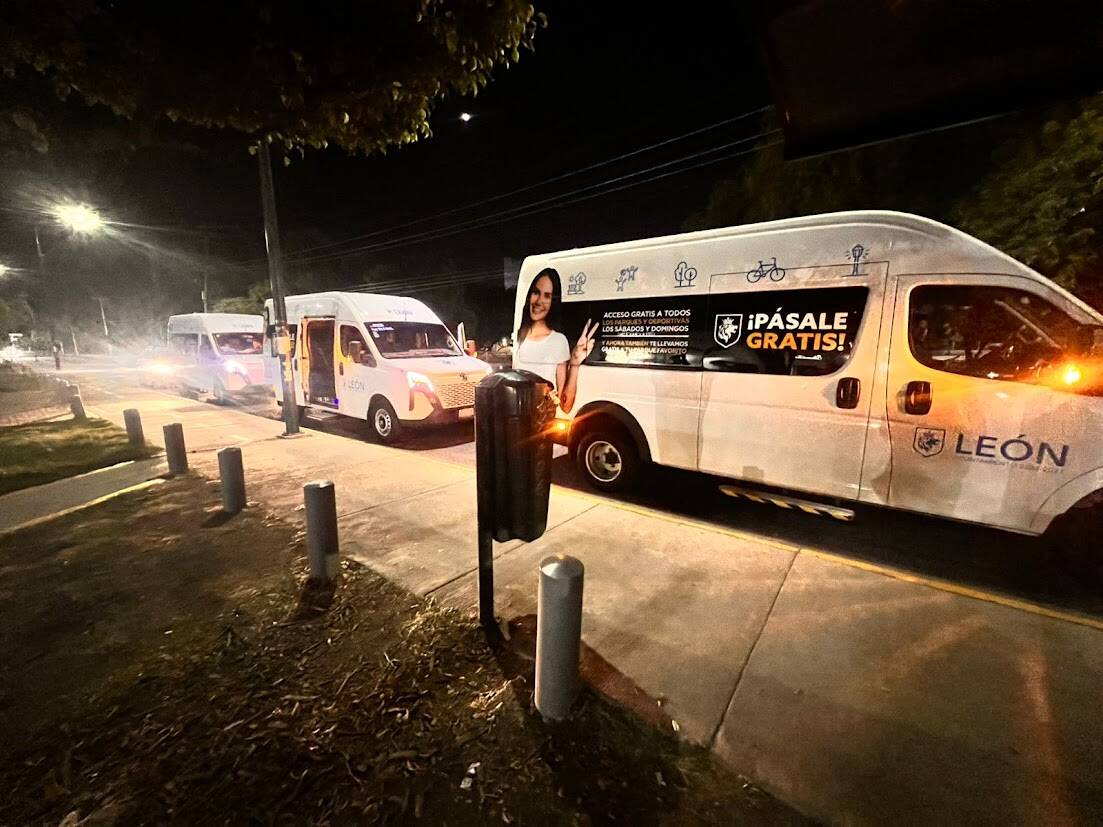Autobuses en León, México, servicio de transporte nocturno y movilidad urbana.