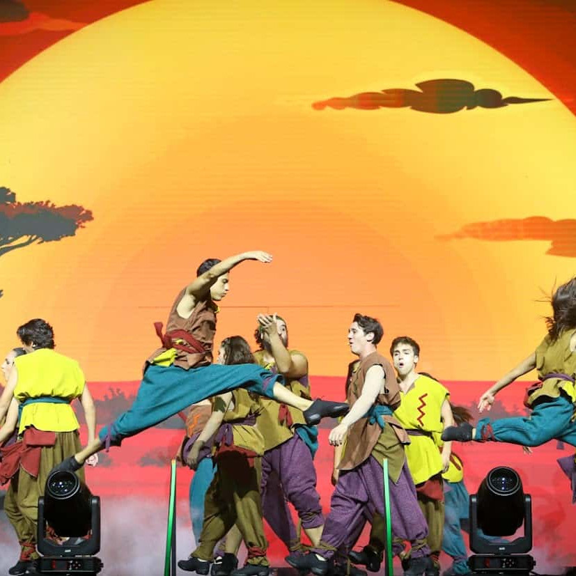 Espectáculo de danza folclórica mexicana con bailarines en vibrantes trajes tradicionales, en un escenario con un hermoso ata.