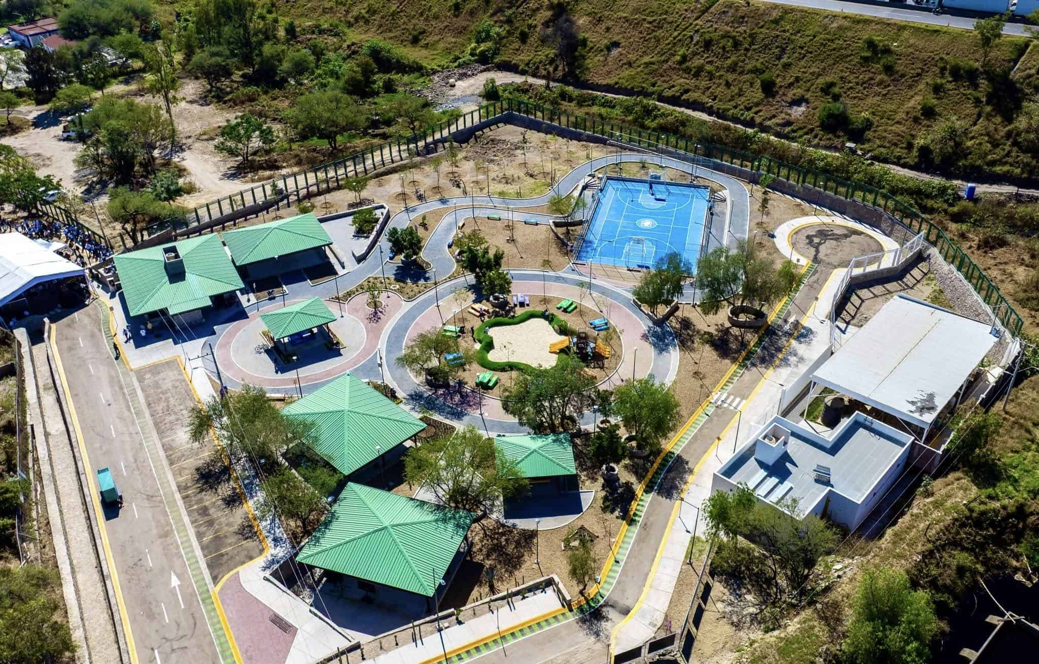 Parque recreativo en Le&oacute;n, M&eacute;xico, con piscina, &aacute;reas verdes y zonas de descanso, ideal para familias y turistas que buscan d.