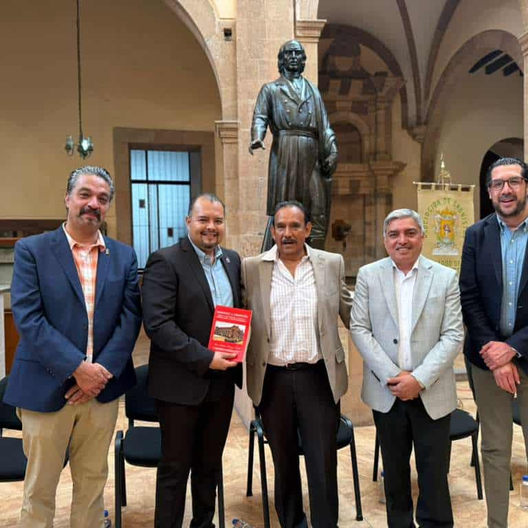 Grupo de personas en el Museo de León, con estatuas y arquitectura histórica, promoviendo cultura y turismo en Guanajuato.