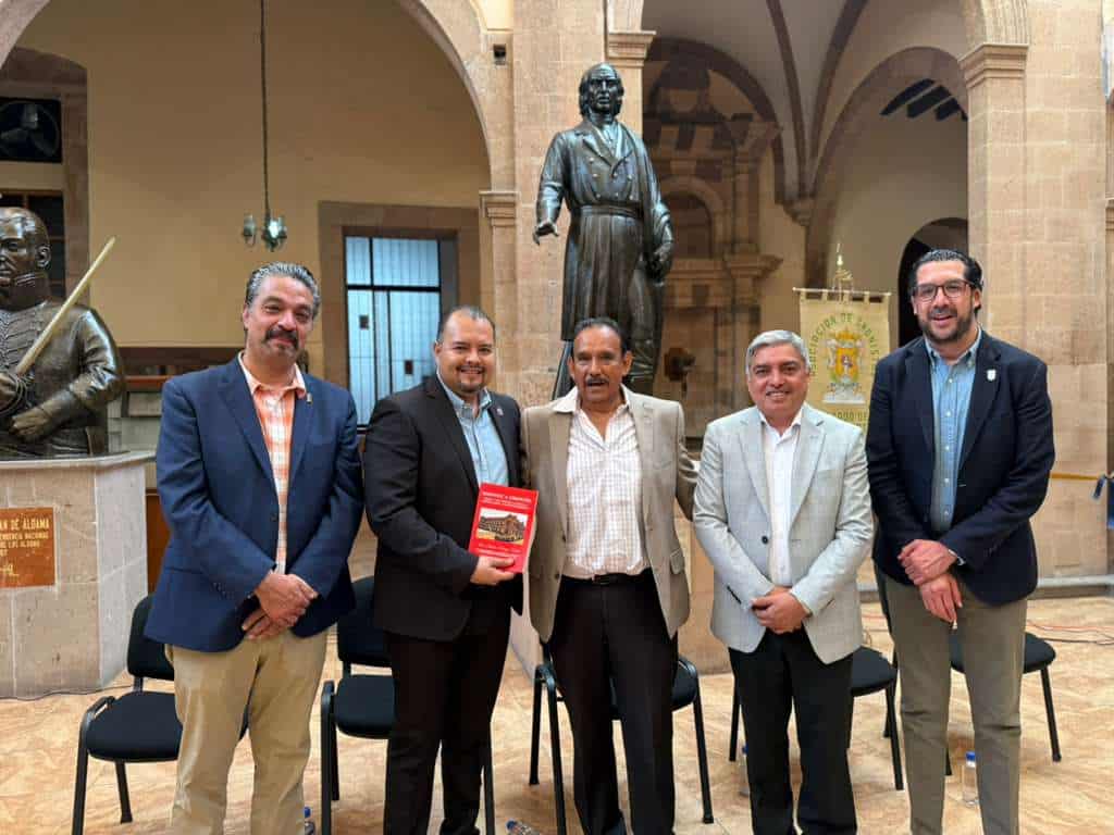 Grupo de personas en el Museo de León, con estatuas y arquitectura histórica, promoviendo cultura y turismo en Guanajuato.
