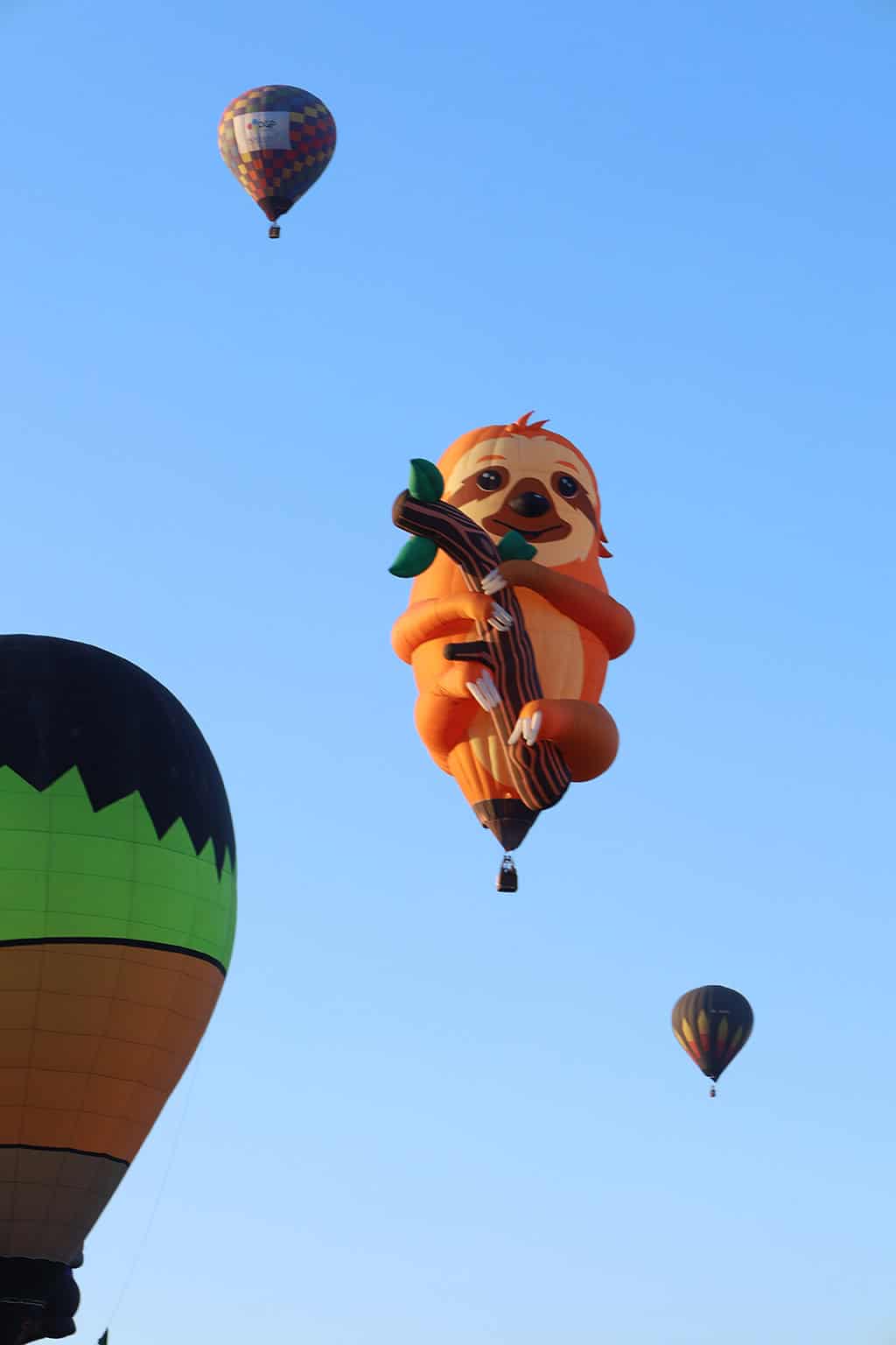 Globo aerostático con figura de animal en el cielo de León, Guanajuato, ideal para turismo y experiencias únicas.