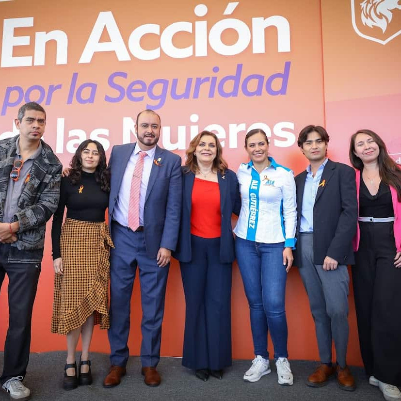 Grupo de profesionales en seguridad en León, México, participando en evento de concientización y protección comunitaria.