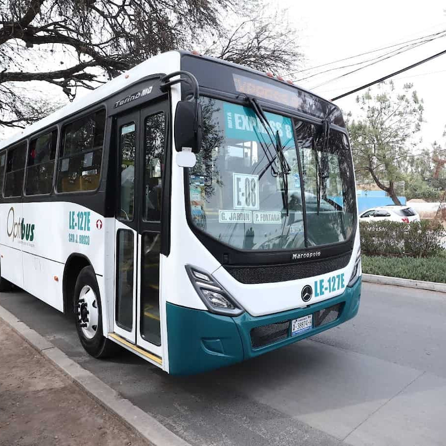 Autobús urbano en León, transporte público moderno y ecológico para desplazarse por la ciudad.
