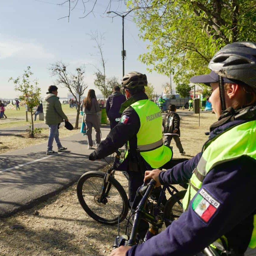 Paseo en bicicleta en León, con ciclistas en un parque, promoviendo turismo activo y saludable en la ciudad.