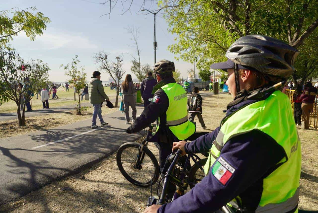 Paseo en bicicleta en León, con ciclistas en un parque, promoviendo turismo activo y saludable en la ciudad.