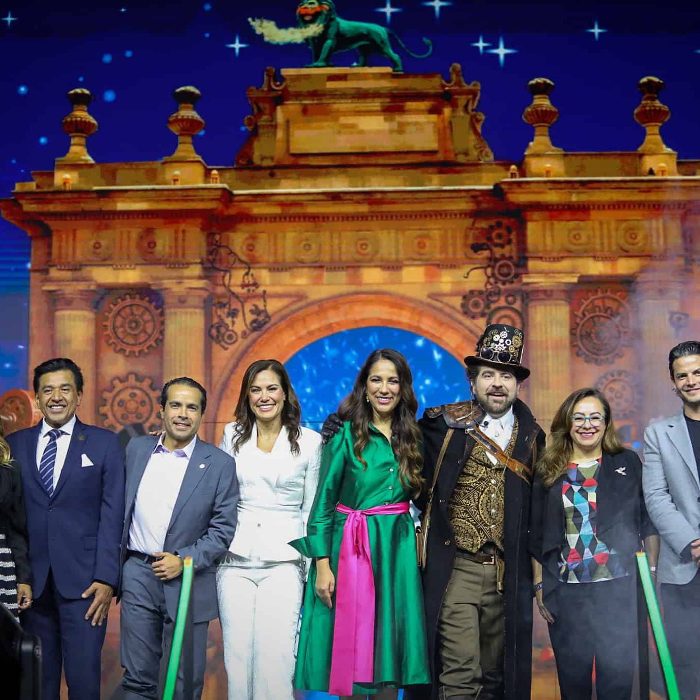 Espectáculo cultural en León, México, con artistas en un escenario emblemático y público disfrutando de la tradición local.