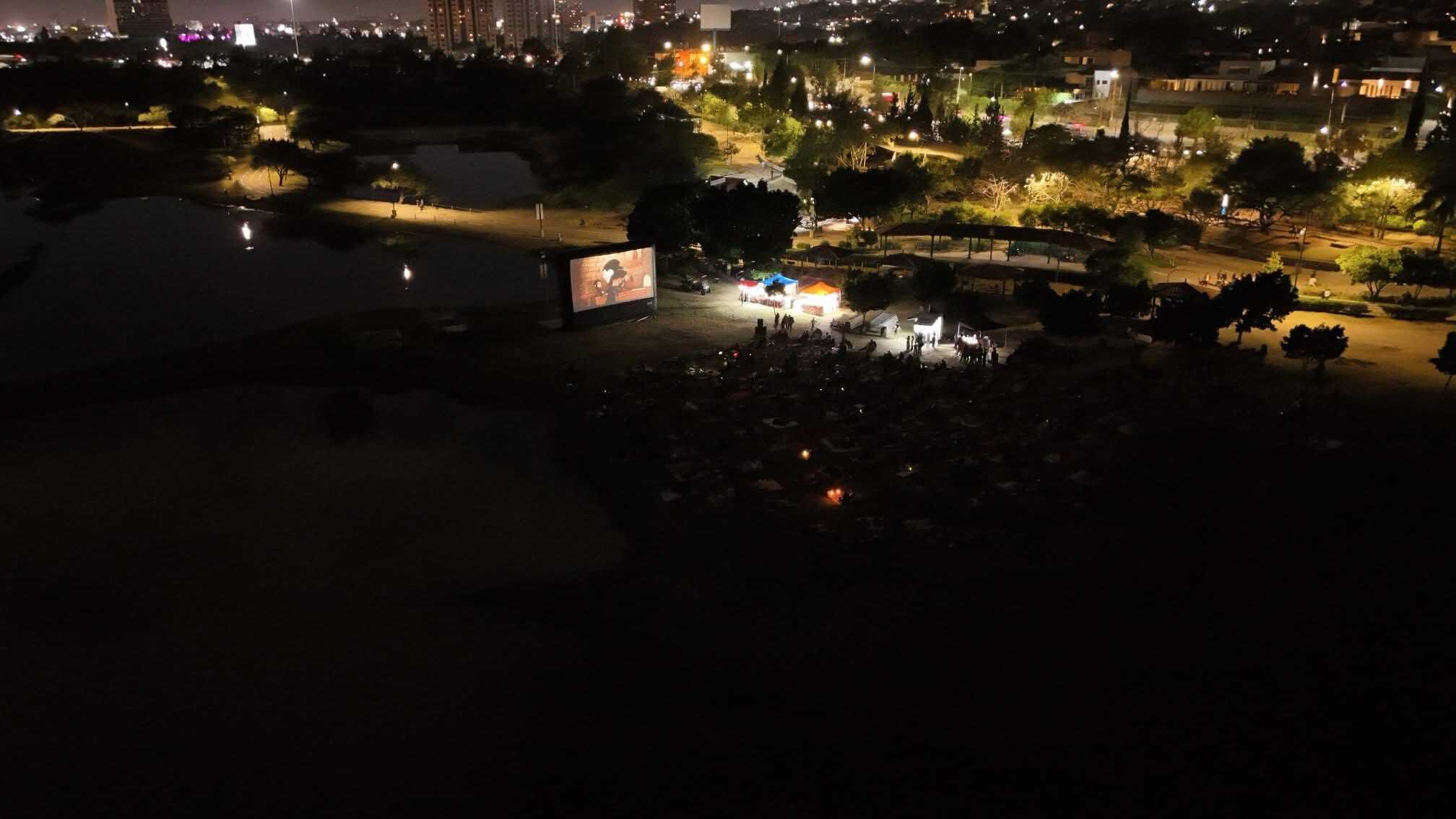 Vistas nocturnas de Le&oacute;n, Guanajuato desde el parque con iluminaci&oacute;n urbana y lagos en un entorno urbano vibrante.