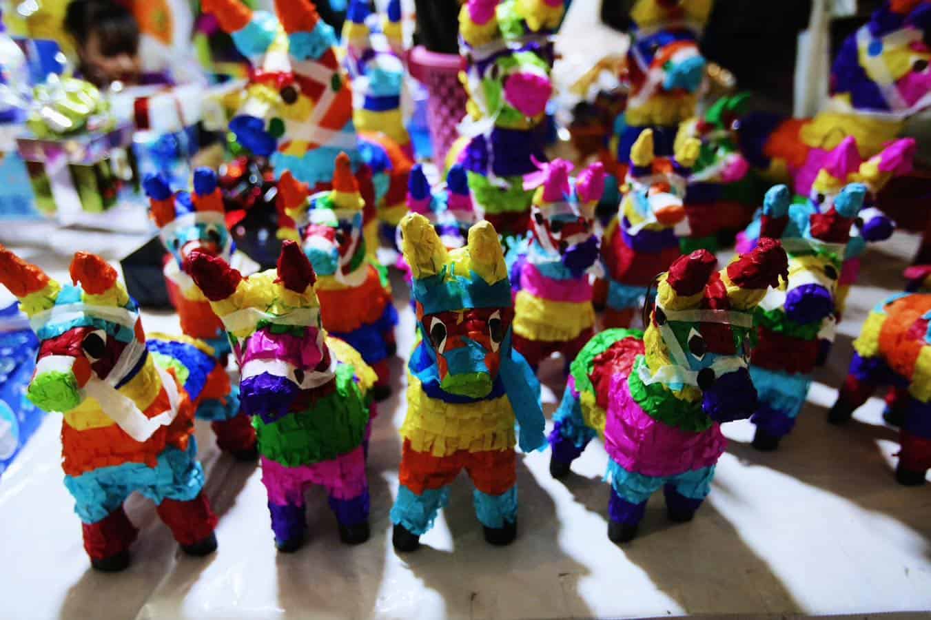 Llamas de colores hechas a mano, decorativas y tradicionales en feria cultural en Le&oacute;n, M&eacute;xico.