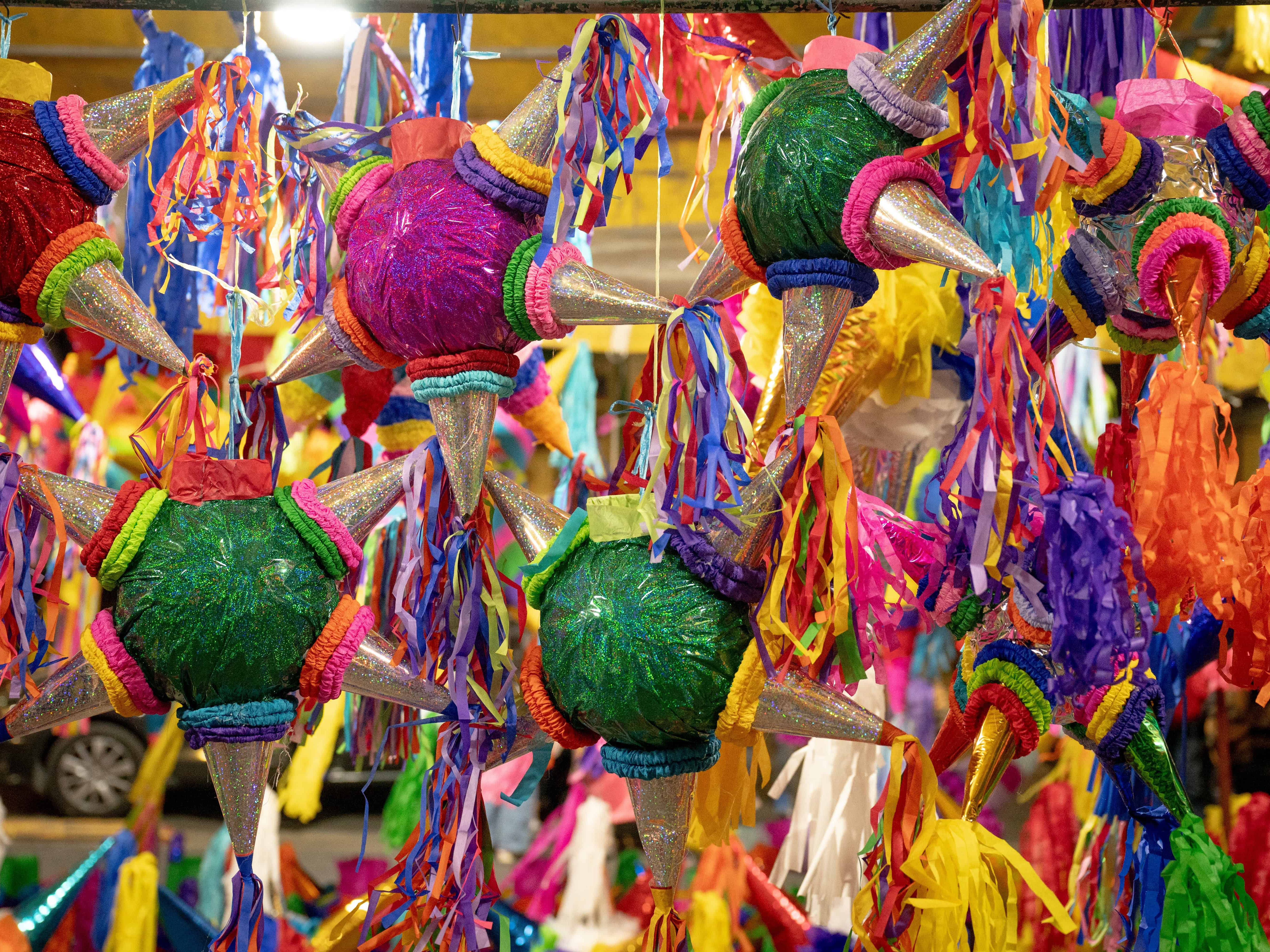 Decoraciones coloridas y festivas de piñatas en León, ideales para festivales y celebraciones culturales en la ciudad.