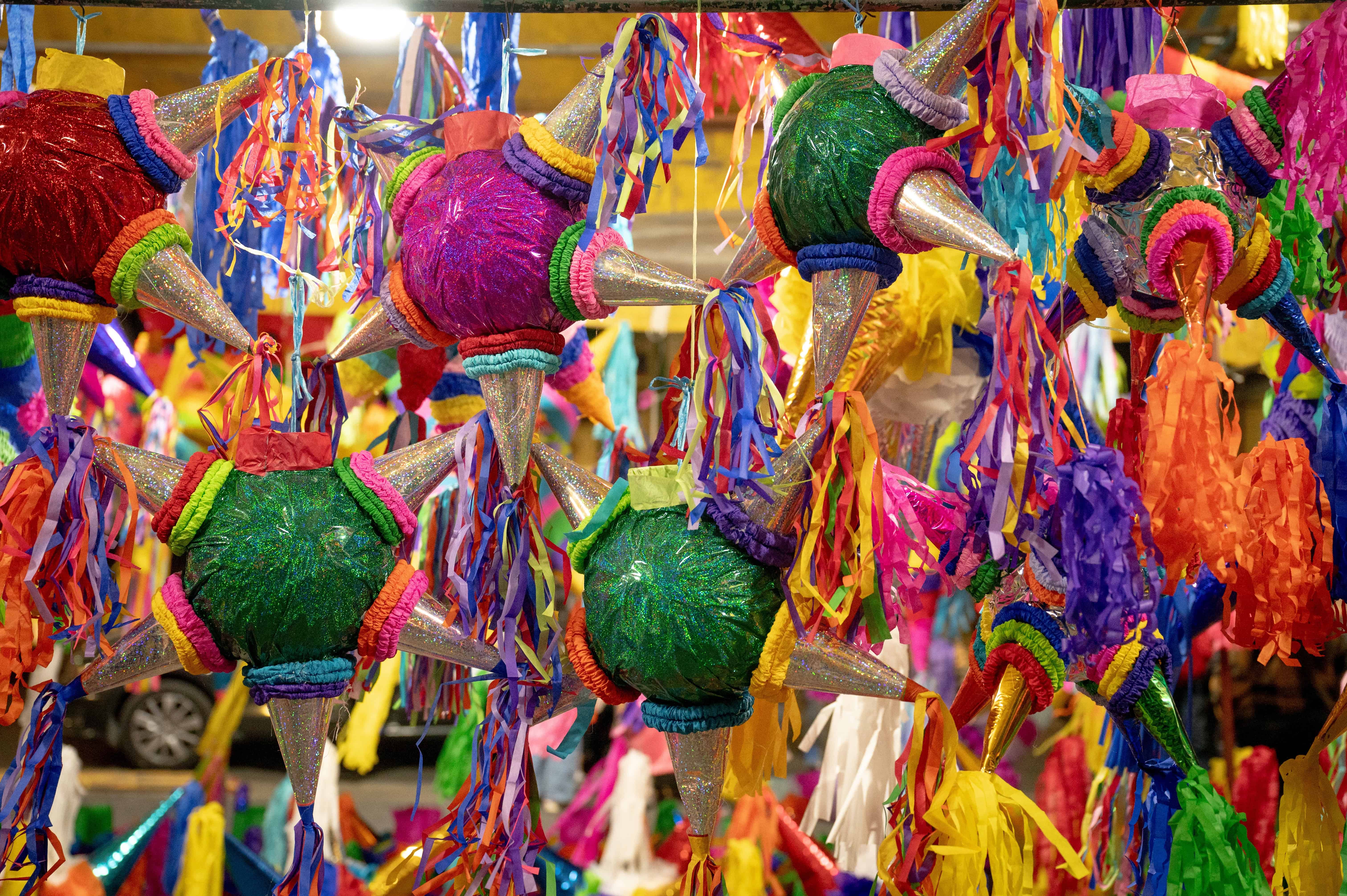 Decoraciones coloridas y festivas de piñatas en León, ideales para festivales y celebraciones culturales en la ciudad.