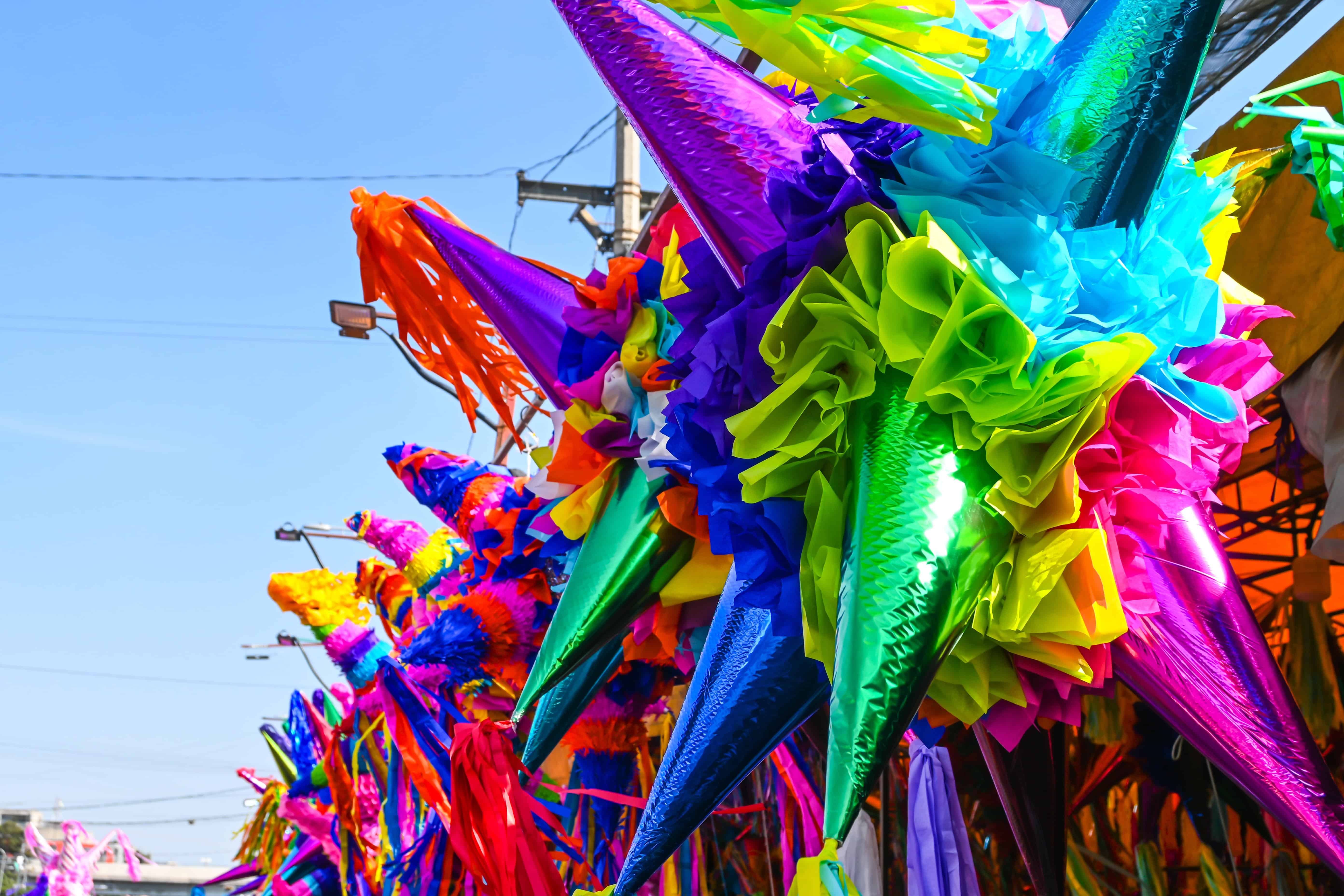Decoraciones vibrantes y festivas con pi&ntilde;atas y adornos tradicionales en Le&oacute;n, Guanajuato, ideales para festivales y celebrac.
