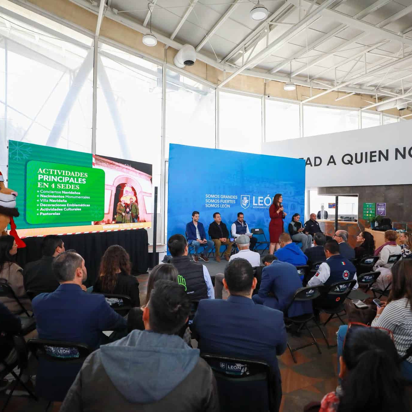Evento en León, México con ponentes y audiencia en un espacio moderno y luminoso, promoviendo actividades y desarrollo local.