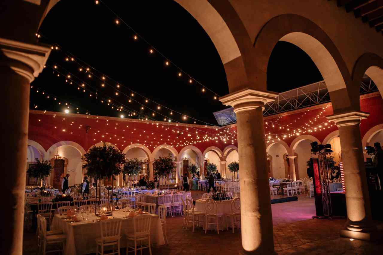 Amplio sal&oacute;n de eventos en Le&oacute;n, M&eacute;xico, decorado con luces y mobiliario sofisticado, ideal para bodas y celebraciones especi.