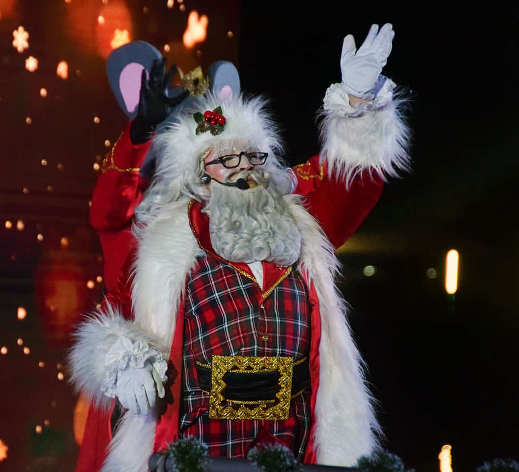 Santa rat&oacute;n en disfraz navide&ntilde;o en evento festivo en Le&oacute;n, M&eacute;xico.