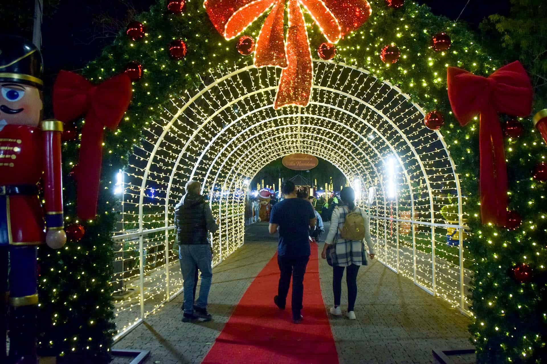Puerta decorada con luces y adornos navide&ntilde;os en el centro de la ciudad.