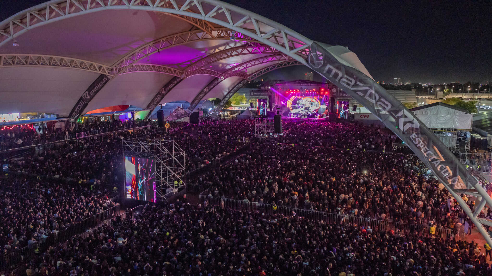 Concierto en Le&oacute;n, M&eacute;xico con gran audiencia en un escenario al aire libre y estructura moderna, ideal para eventos culturale.