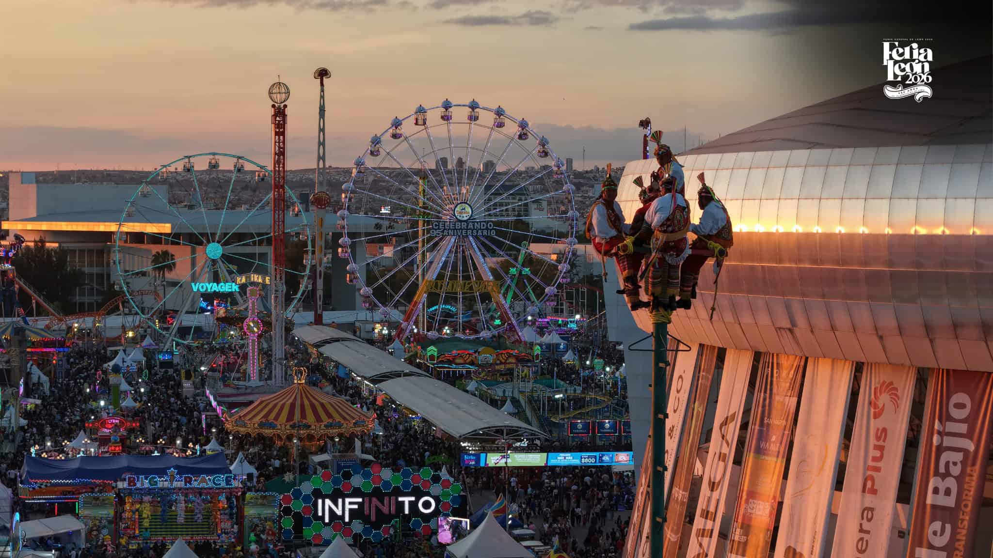 Vista panor&aacute;mica de la feria con noria gigante y juegos mec&aacute;nicos en Le&oacute;n, M&eacute;xico, ideal para turistas y familias que buscan.