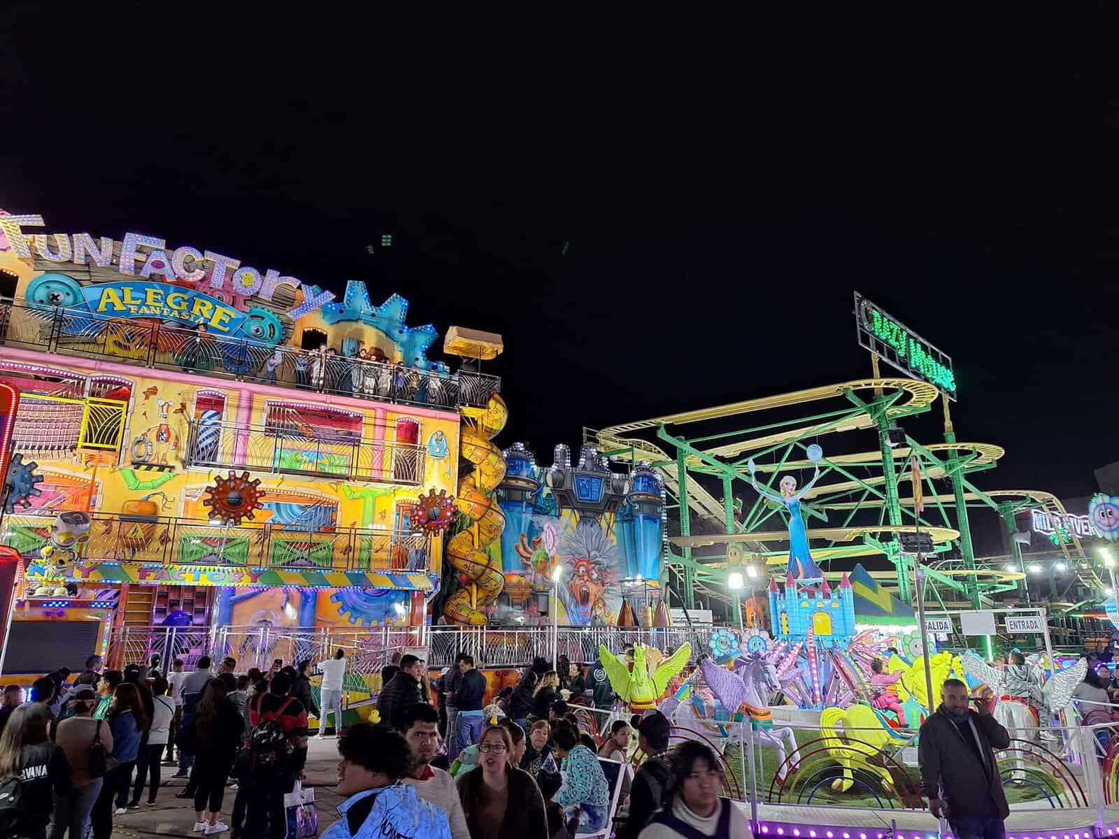 Atracciones coloridas y emocionantes en un parque de diversiones en Le&oacute;n, ideal para toda la familia.
